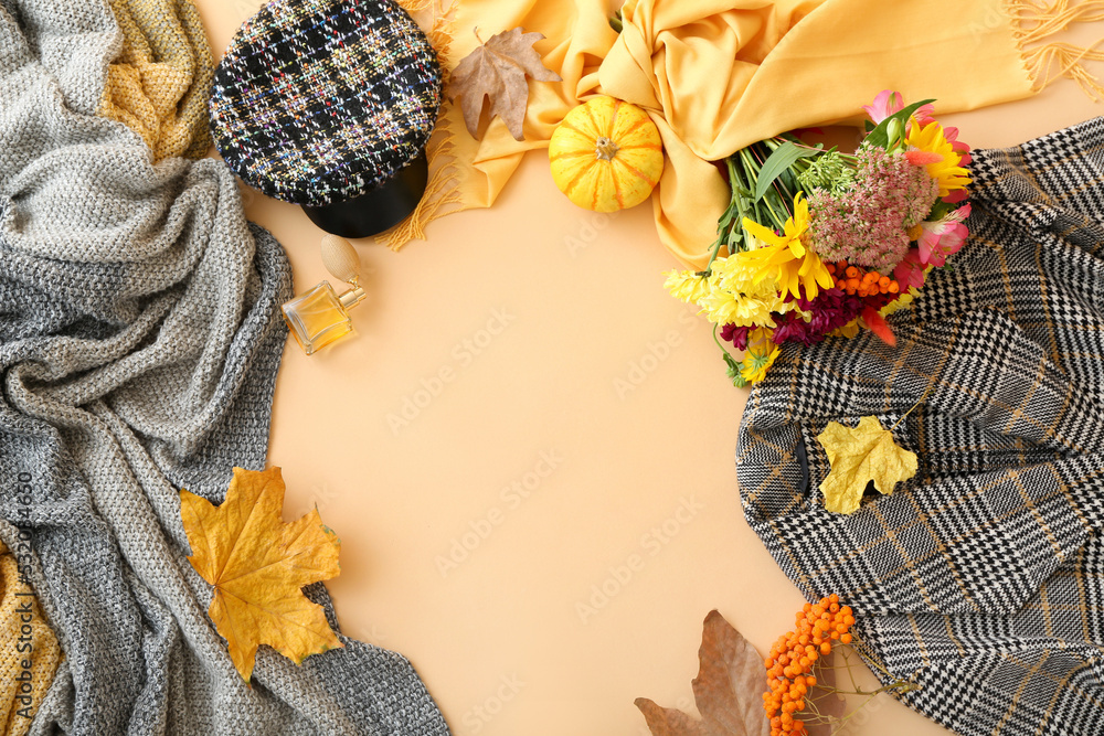 框架由女性配饰、花束和米色背景的秋季装饰制成
