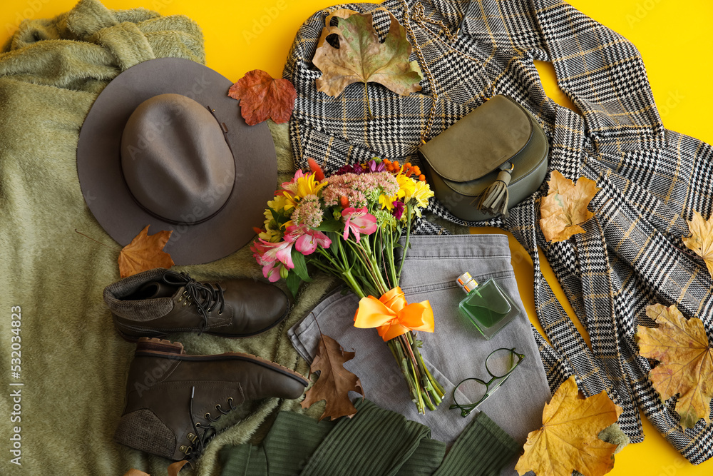 女性服装、配饰、黄色背景的一束美丽的花朵和秋叶