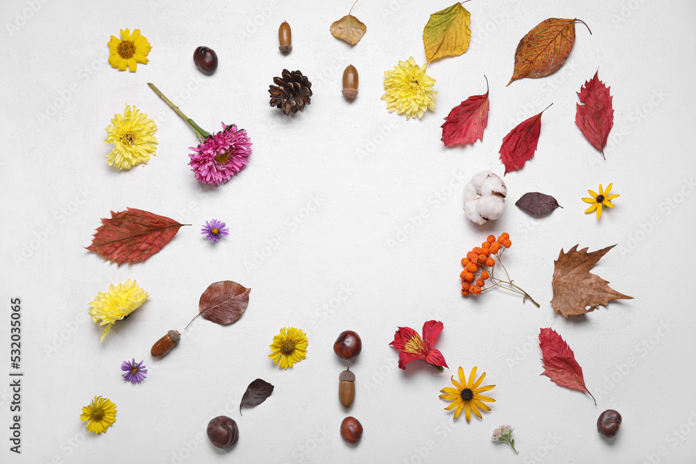 框架由白色背景下的秋季花朵、树叶、橡子、栗子和浆果制成