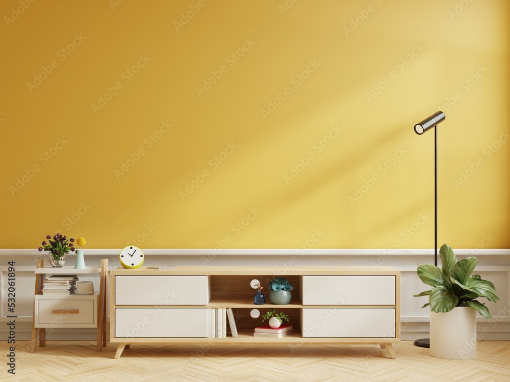 电视内部黄色墙壁模型的木制橱柜。
