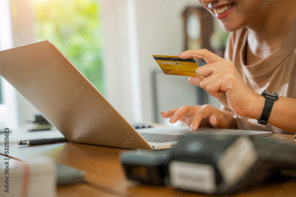女性用笔记本电脑在线购物，使用信用卡在家购买和支付，财务和借记，