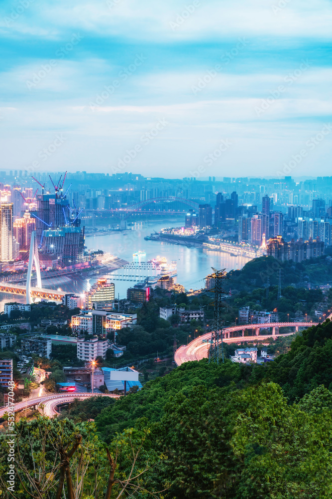 俯瞰重庆金融中心现代建筑的夜景