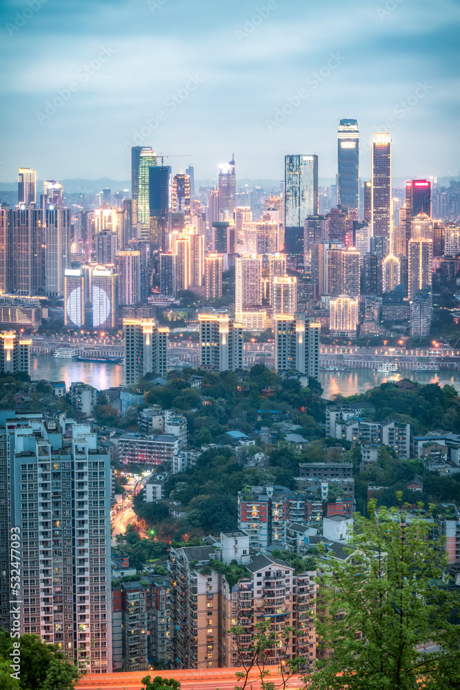 俯瞰重庆金融中心现代建筑的夜景