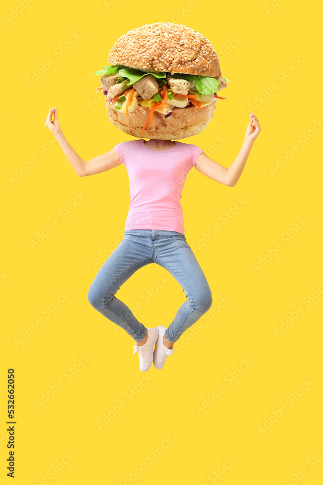 一个跳跃冥想的女人，把美味的烤肉串放在面包里，而不是她的头放在黄色背景上