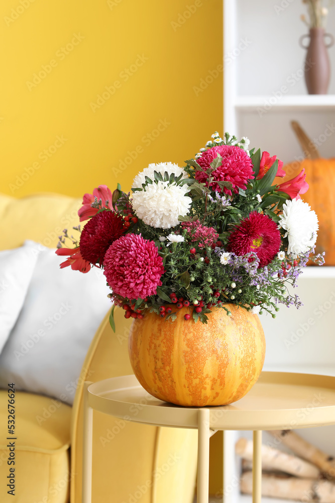 客厅桌子上有漂亮花朵的南瓜，特写