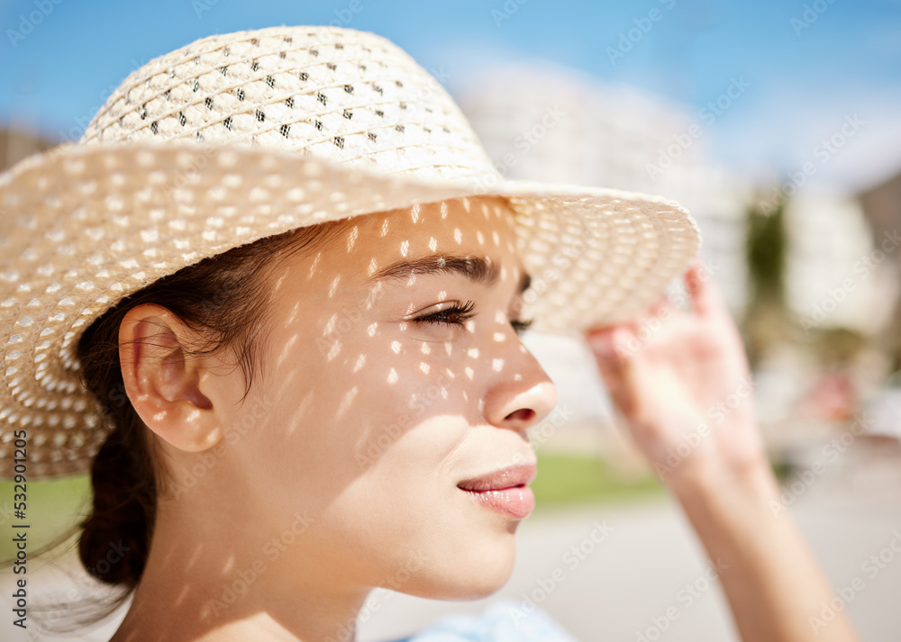 夏天，旅行和海滩太阳帽，由女性打造，看起来很满足，放松和平静，享受新鲜空气和fr