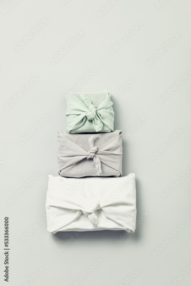 亚麻布可重复使用的可持续礼品包装。Furoshiki礼品。零浪费概念平躺