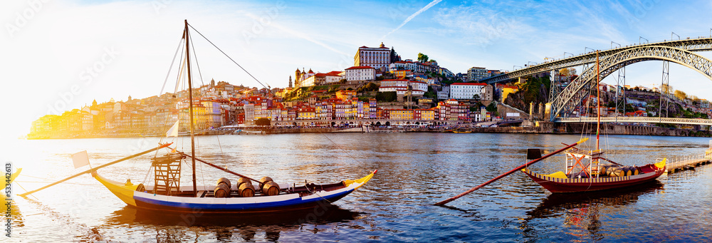 Vista panorámica del Viejo Oporto. La ciudad de Oporto y la Ribeira sobre el río Duero desde Vila No