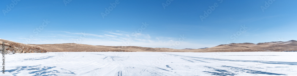 晴天西伯利亚的山脉和贝加尔湖冬季景观全景。自然背景
