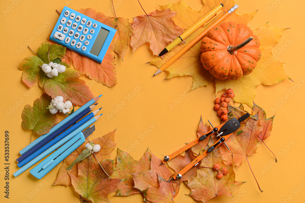 文具框架，彩色背景上有美丽的秋季装饰