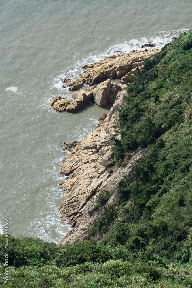 海边的漂流物和岩石，照片拍摄于浙江台州。