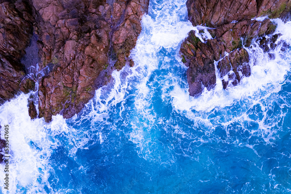 海浪撞击岩石的鸟瞰图，海浪图像上拍摄的鸟瞰海景