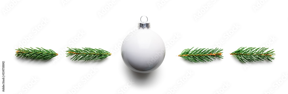 创意圣诞背景，白色圣诞球和松枝在白色背景上隔离。