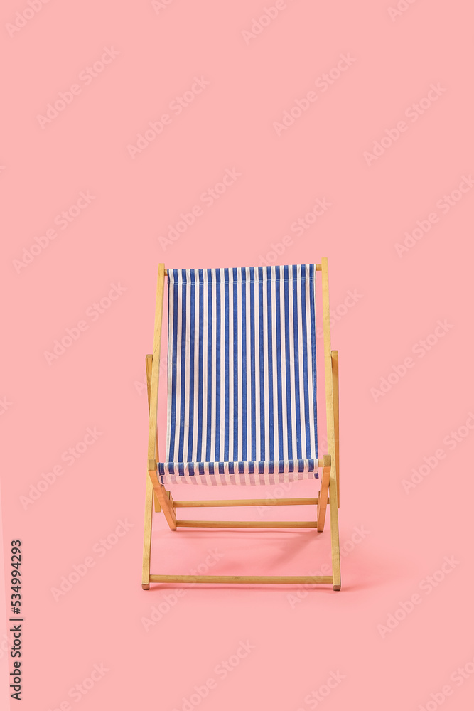 粉色背景沙滩躺椅
