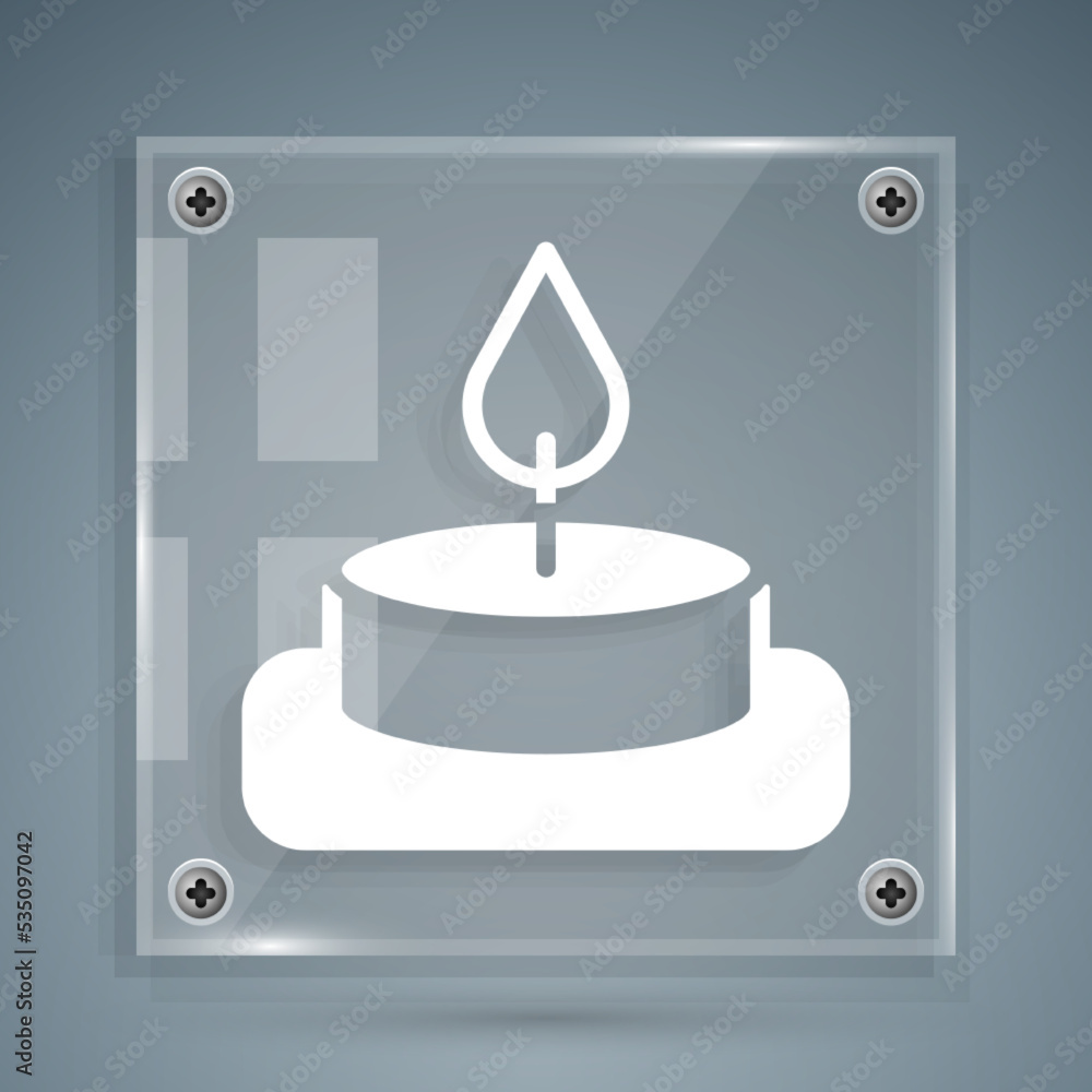 白色芳香蜡烛图标隔离在灰色背景上。方形玻璃面板。矢量