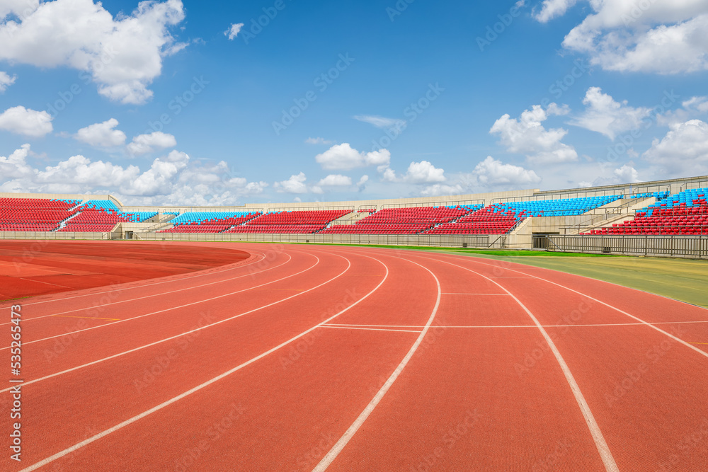 体育场内的红色跑道和座位场景