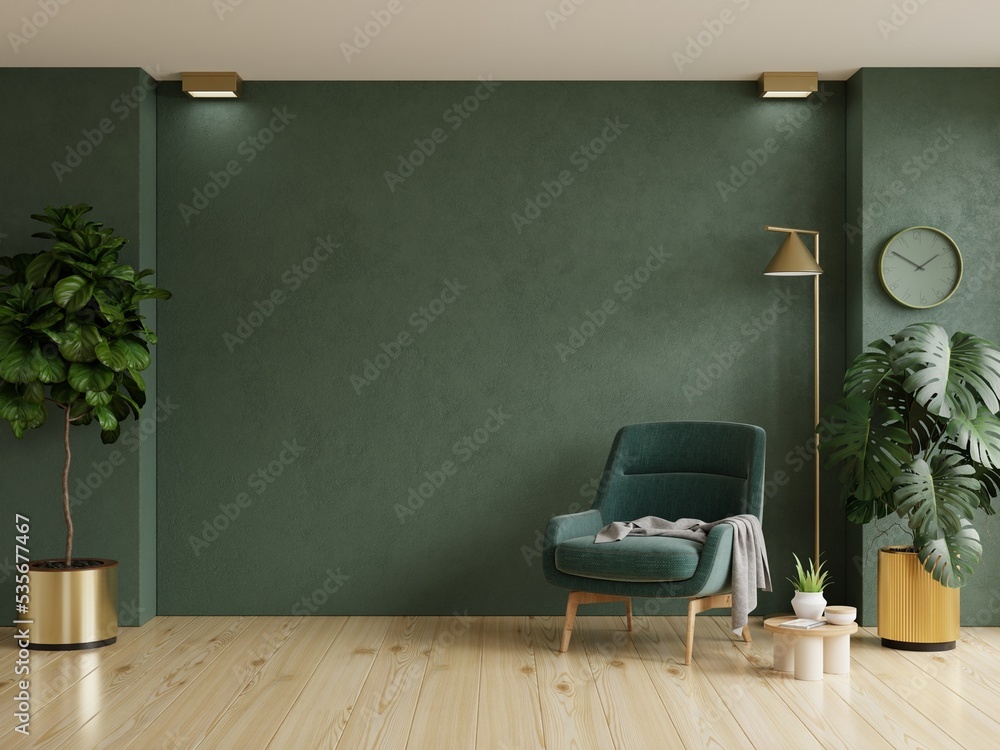 明亮舒适的现代客厅内部，配有绿色扶手椅和空的深色地面上的装饰室