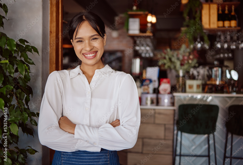 小企业的成功、咖啡馆餐厅和幸福的女性领导人在哥斯达黎加的热情好客