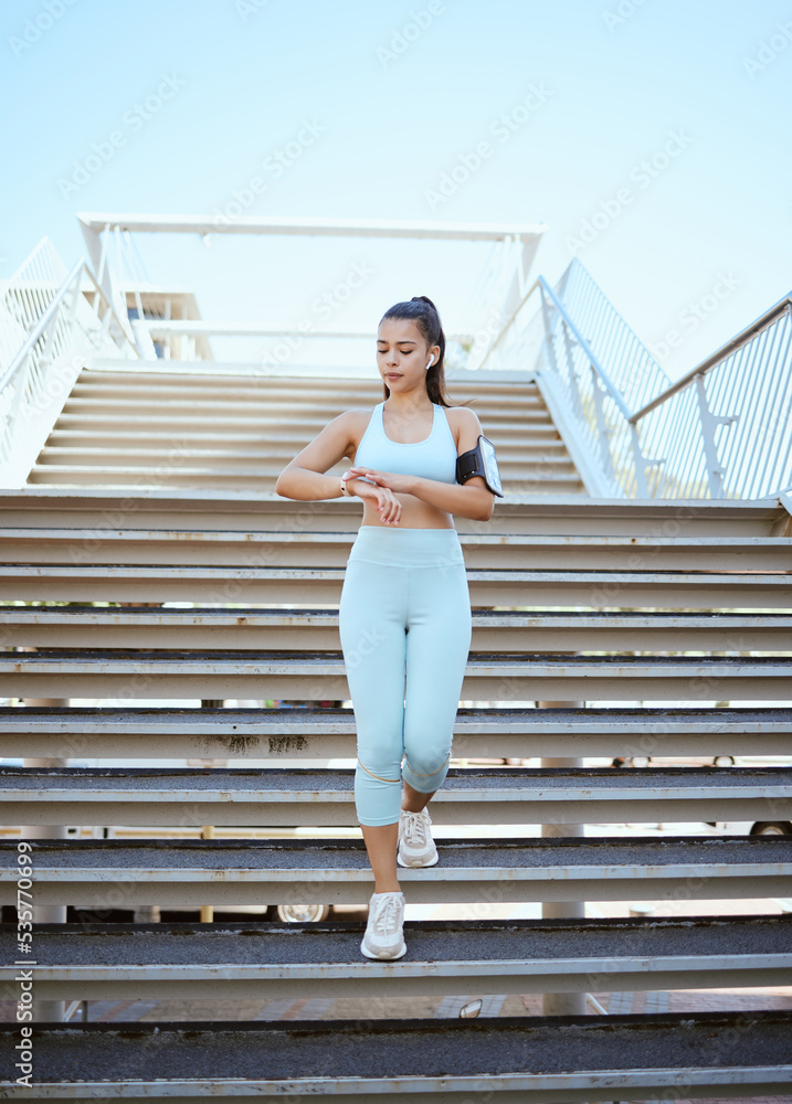 健身、智能手表和健康跟踪，运动女性在锻炼中检查脉搏和进度