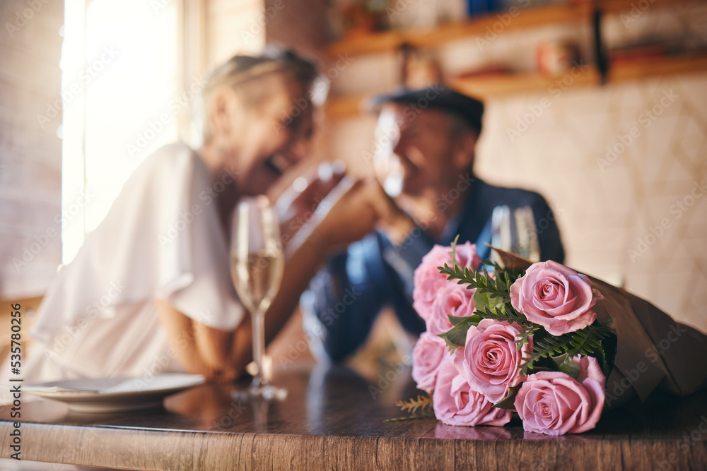 爱情、庆祝和玫瑰庆祝结婚周年，香槟祝酒。浪漫，h