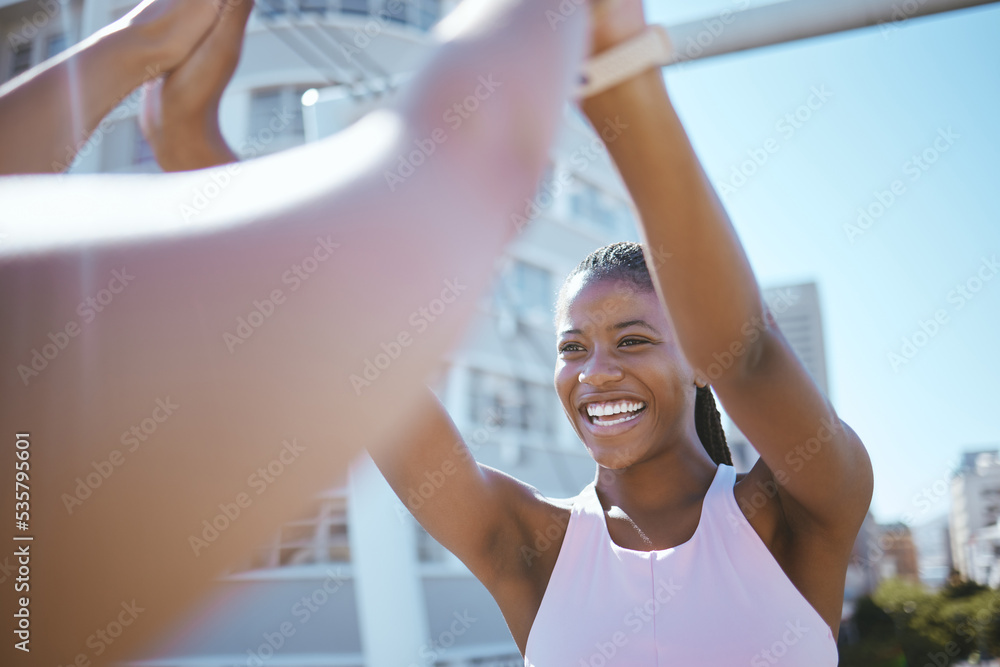 黑人女性、健身运动和城市跑步成功的击掌、运动员团队支持或