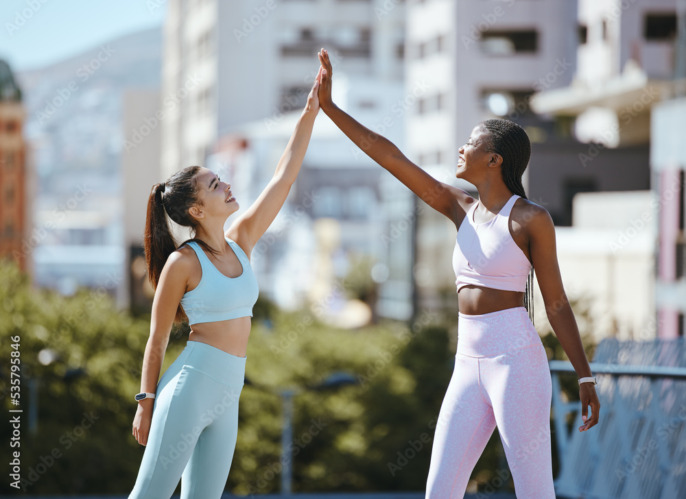 健身、女性和朋友在跑步、训练和有氧运动成功后击掌