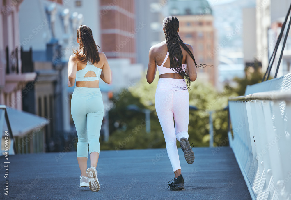 女性在城市跑步，进行健身训练和锻炼，以保持健康，促进心血管健康