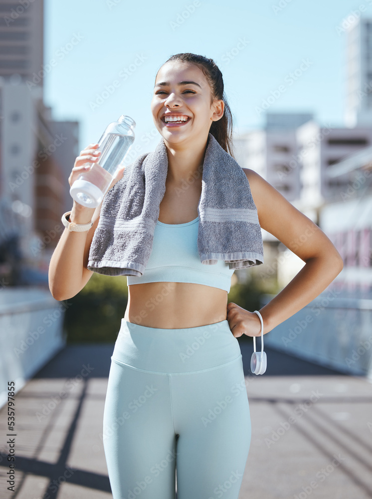 城市女性的健身、疲惫和水瓶画像，对锻炼结果或锻炼感到满意