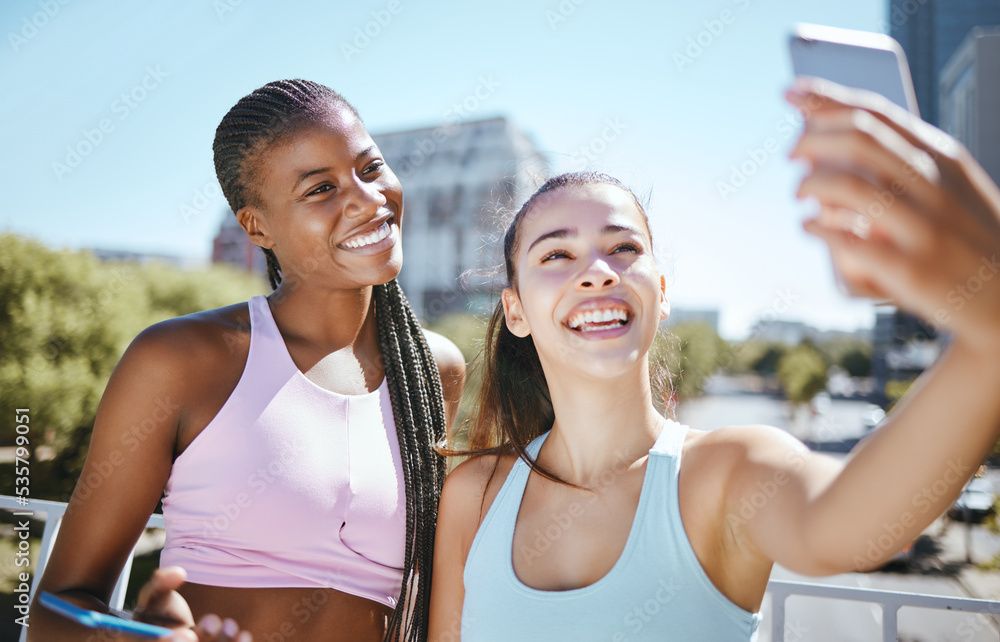 健身、女性和朋友在锻炼、训练或户外锻炼时的手机自拍