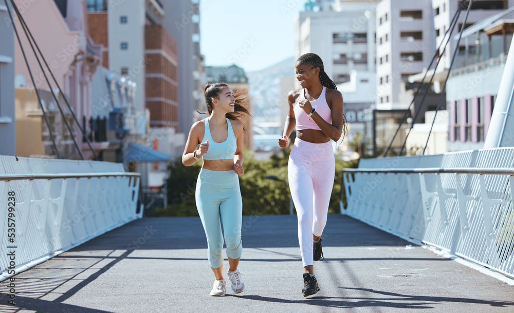 健康女性和朋友一起在城市的桥上跑步锻炼和锻炼生活方式。女孩