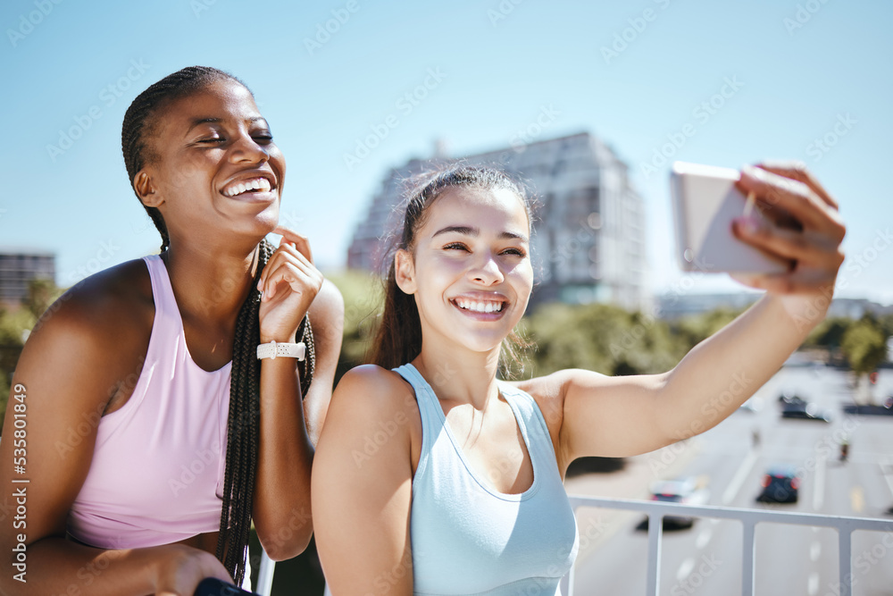 电话、锻炼和朋友在户外锻炼或瑜伽训练后自拍。快乐