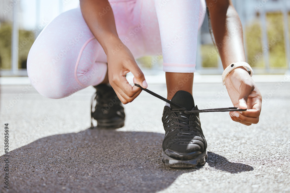 扎鞋、马拉松跑步和女性开始户外训练、锻炼和运动健身