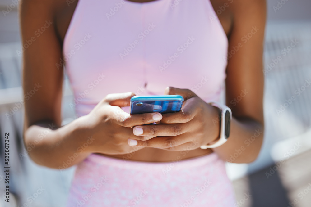 手、电话和黑人女性在户外锻炼、社交媒体和互联网浏览时发短信。适合