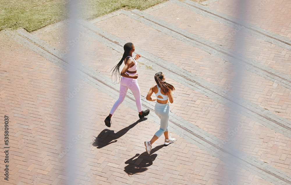 跑步、健身和女性朋友在户外台阶上锻炼，以获得健康的生活方式和健康动力
