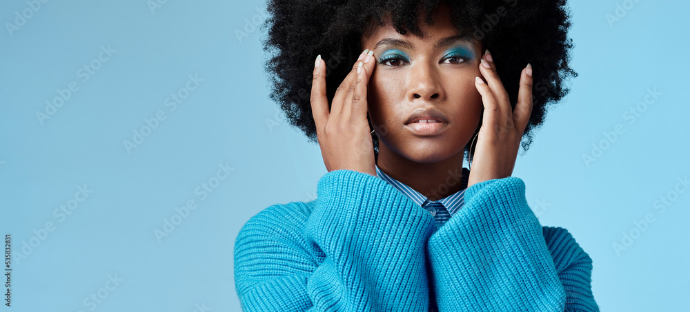 蓝色妆容、时尚与美丽，工作室里有一位黑人女性，背景是墙上的实物模型。