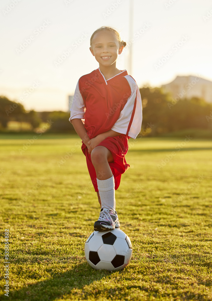 足球或足球运动员、女孩或球员为健康儿童发展而学习、训练和锻炼