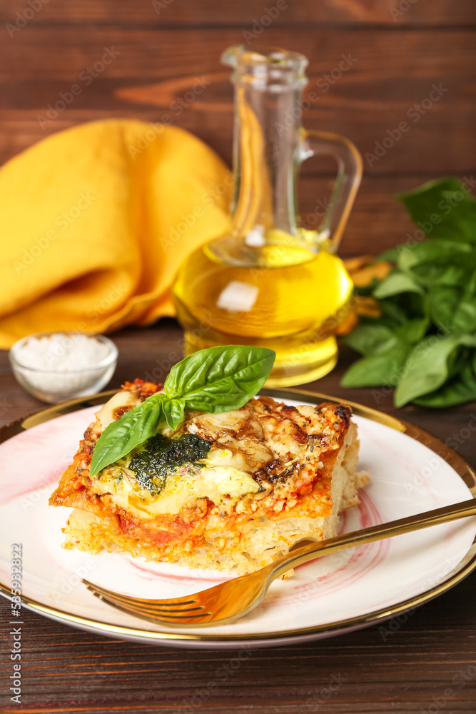 木桌上一盘美味的意大利馅饼，配马苏里拉奶酪和香蒜酱，特写