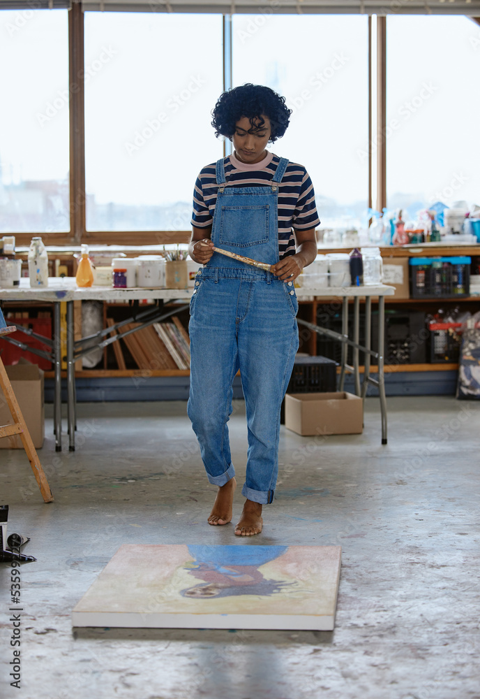 艺术、创意和一个女人在工作室或设计学校的地板上用创意和颜料作画
