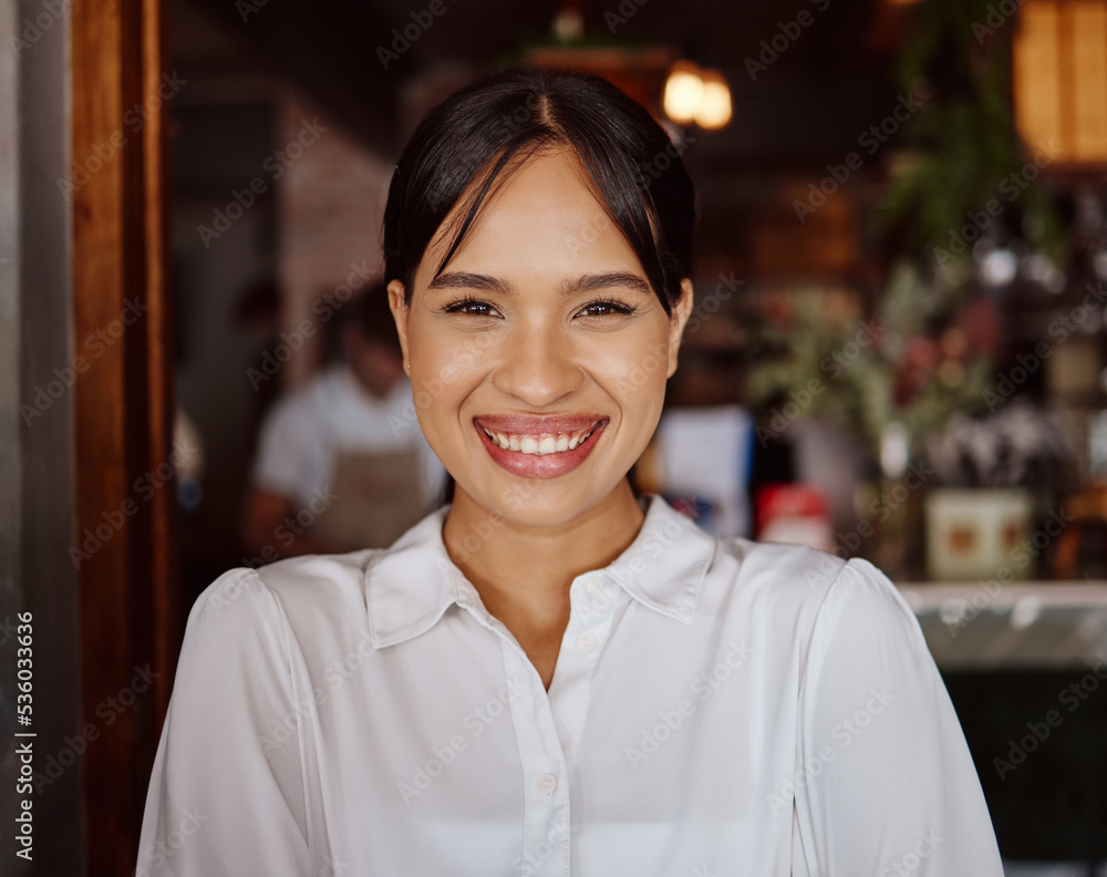 快乐，咖啡馆老板，一位在餐馆工作的黑人女性，微笑着在商店做管理工作。
