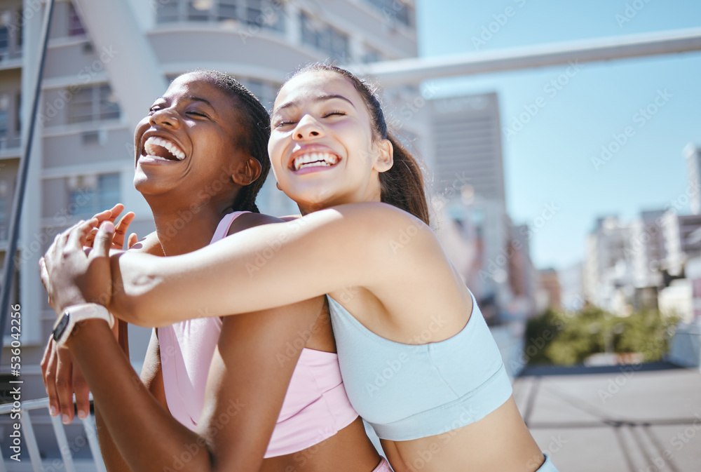 健身朋友、女性和支持者在城市锻炼中拥抱、跑步动力和夏季户外运动