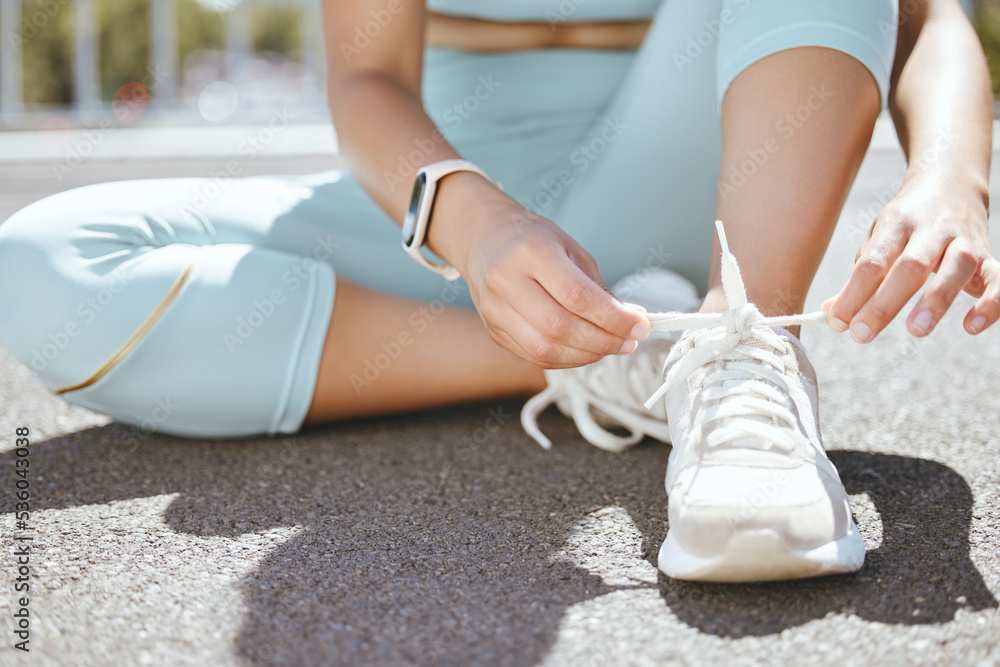 鞋、脚和女性在澳大利亚城市进行健身跑步，以获得有氧运动和锻炼的动力