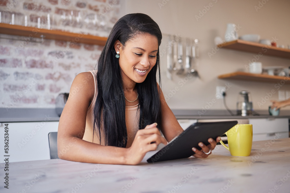 厨房里的黑人女人，从互联网和小企业餐厅滚动数字平板电脑获取食谱
