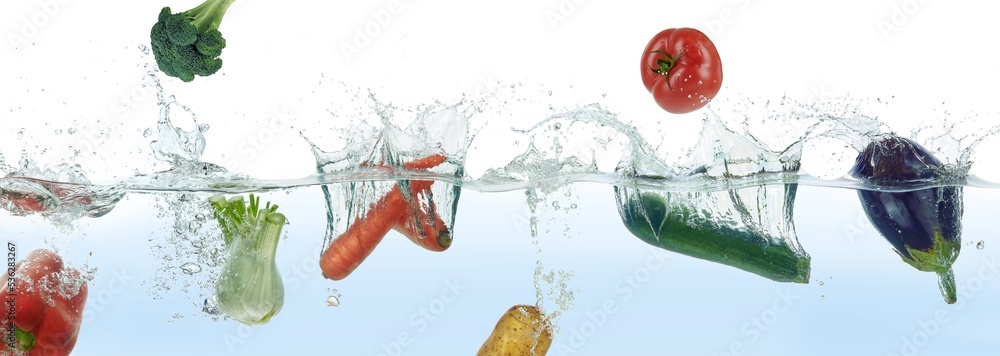 许多不同的蔬菜在水中飞溅。