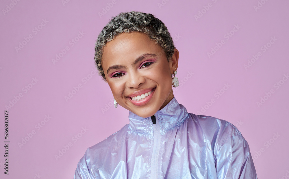 微笑，黑人女性和时尚影响者，在粉色工作室背景下化妆的肖像