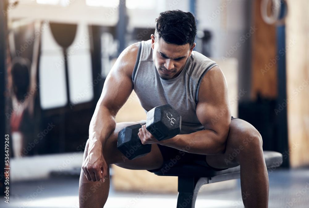 健身、健身房和肌肉发达男子举重的哑铃，用于热身运动和锻炼。强壮的m
