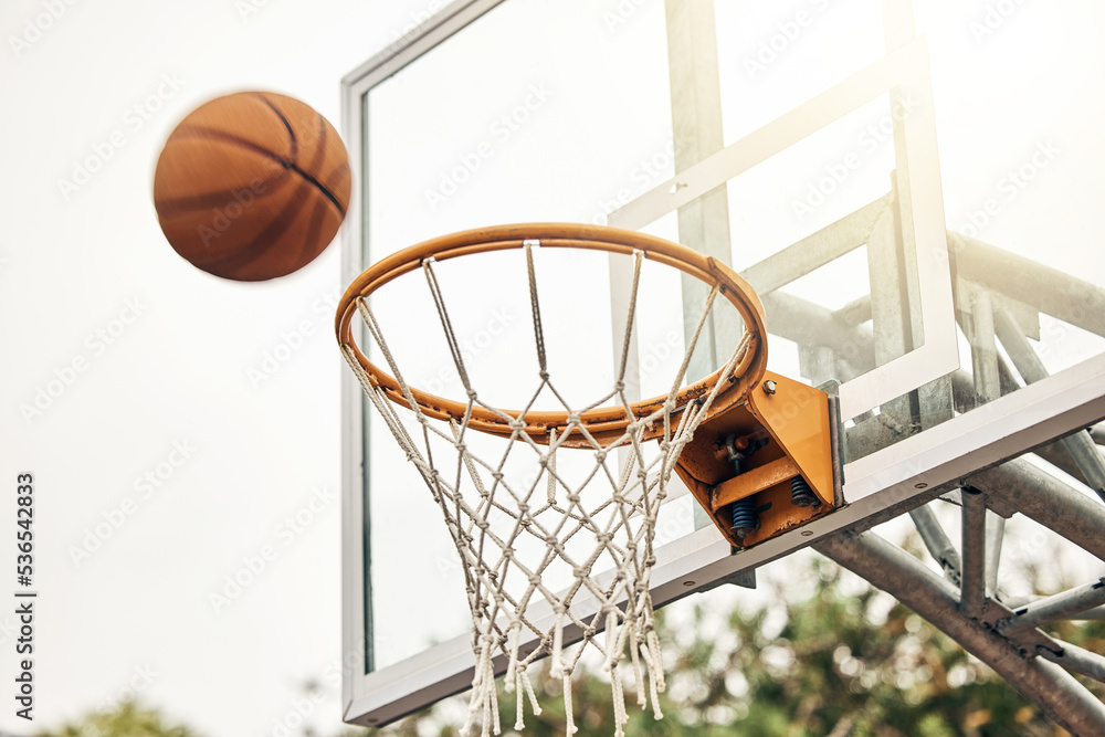 美国户外运动比赛中的篮球、网和球的飞行。运动和空中飞球