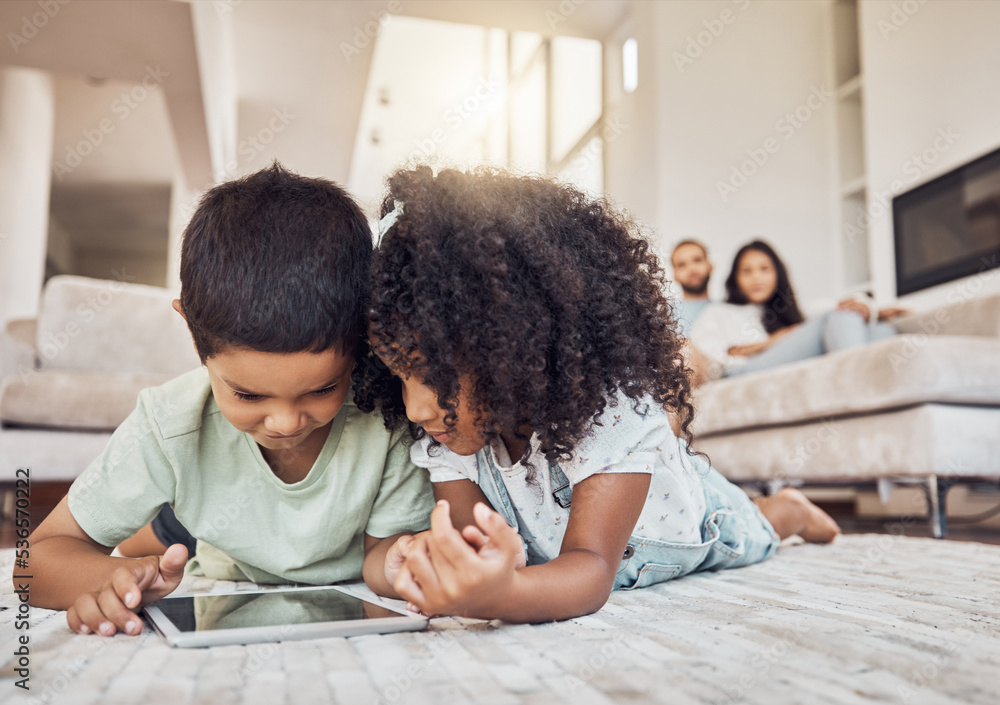孩子、兄弟姐妹在平板电脑上观看、学习或流媒体教育视频、游戏或