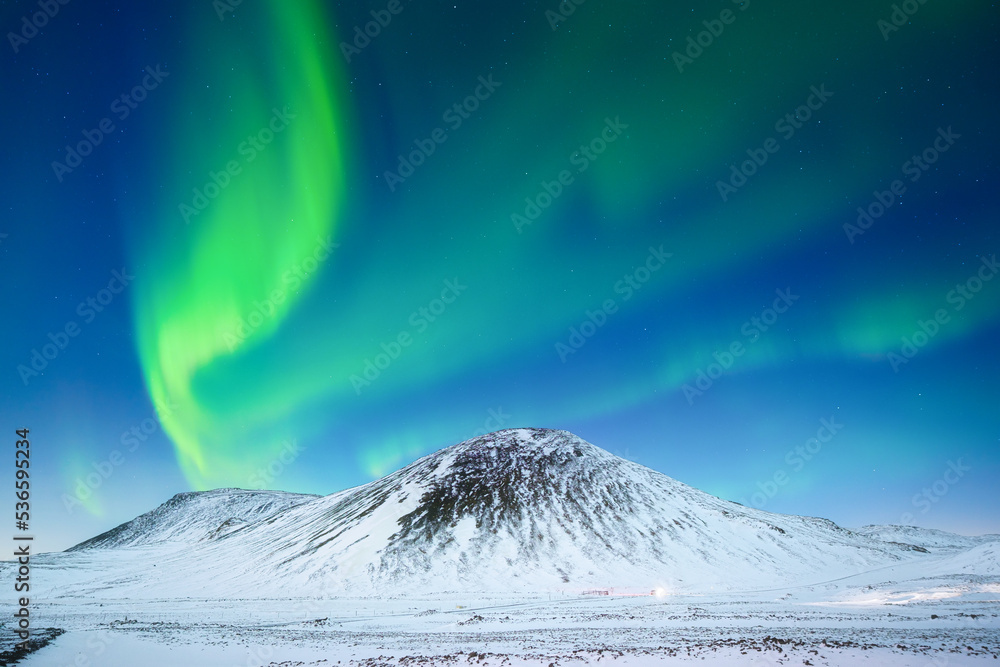 北极光。山上的北极光。明亮灯光的冬夜景观