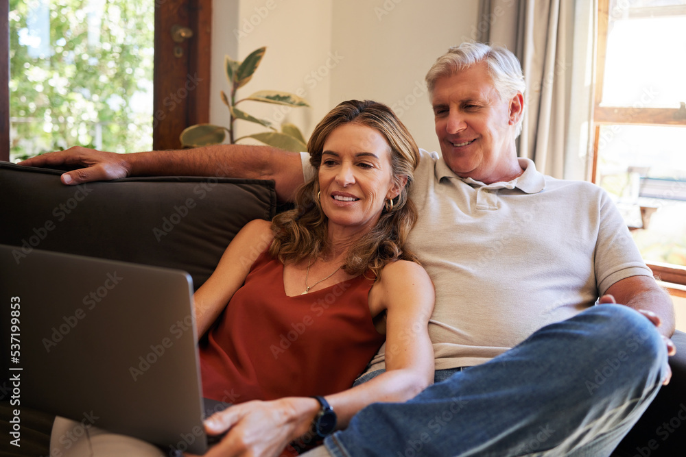 笔记本电脑、情侣和退休，一男一女在s上流式传输在线订阅服务