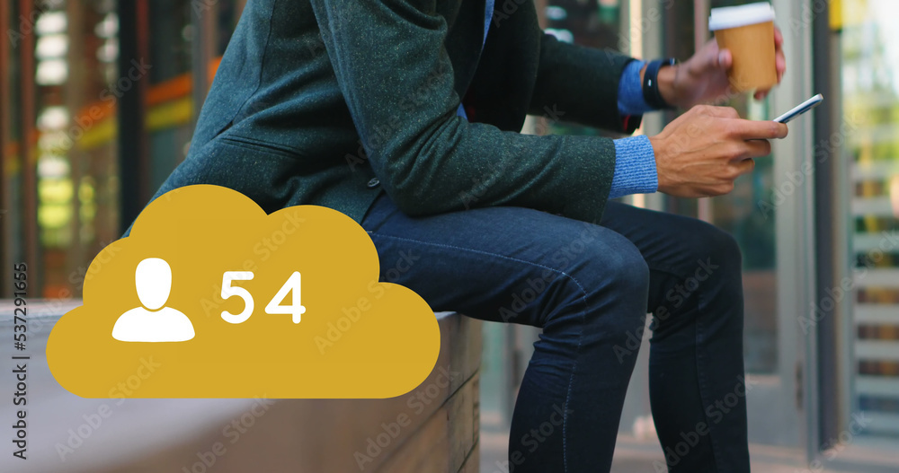 云计算中的53名用户和一名拿着咖啡和智能手机的高加索男子的照片